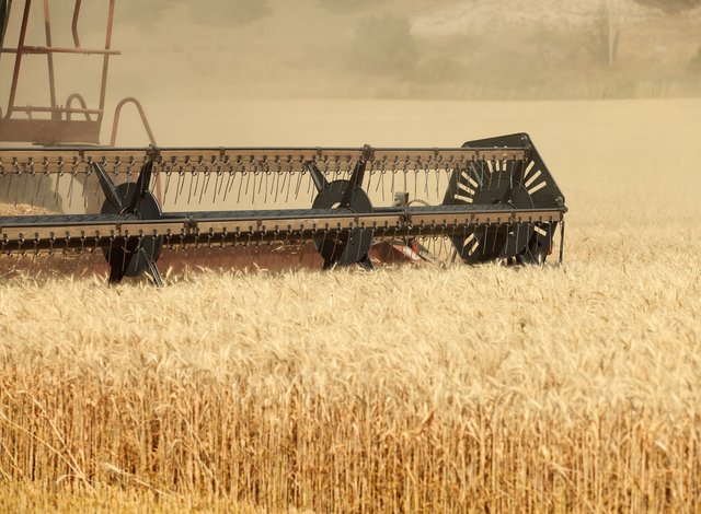 Фермер модернизира стопанството си с нова техника